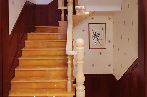 富宁中式别墅室内汉白玉石楼梯的定制安装装饰效果